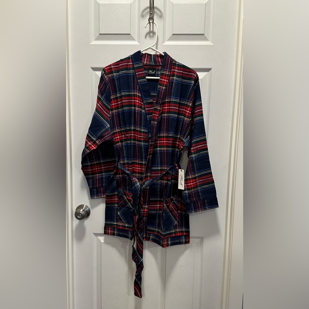 Plush Apparel Women’s Flannel Robe Short NWT Small Can A Medium As Well